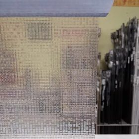   Apró szivárványosan játszó kockás statikus fólia 10258B