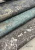 Sötétkék elegánsan csillogó beton mintás tapéta 10273-08