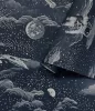 Adventure Awaits  sötékék-ezüst bolygó és asztronauta mintás tapéta 14051
