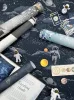 Adventure Awaits  sötékék-ezüst bolygó és asztronauta mintás tapéta 14051
